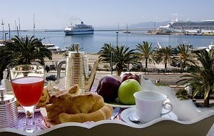 Cagliari dall'Albergo Miramare Una finestra sul porto